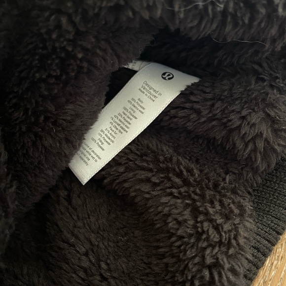 Lululemon Sherpa Weave Pom Pom Beanie (Black) New w/out tags - Picture 5 of 6